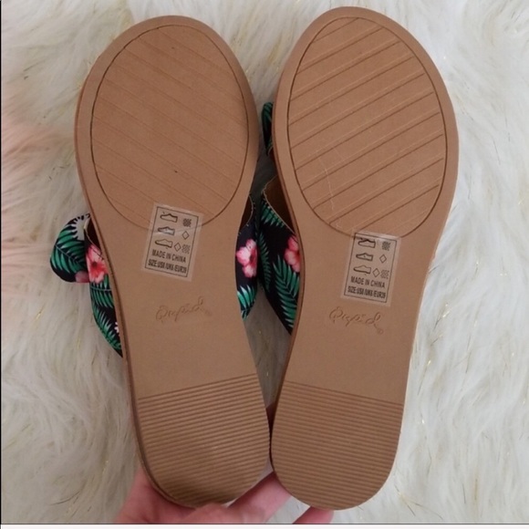 Size 6 Tropical Slide - Picture 2 of 5